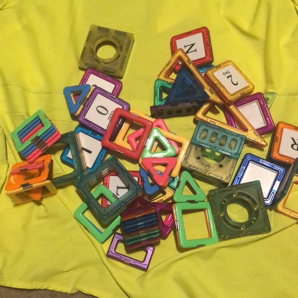 Lot of over 70 Magnetic Building Pentangon, Triangles & Squares - Picture 5 of 5